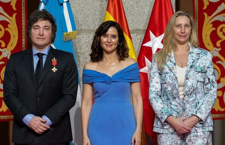 El Presidente Milei -ya condecorado- junto a Díaz Ayuzo y su inseparable hermana Karina.