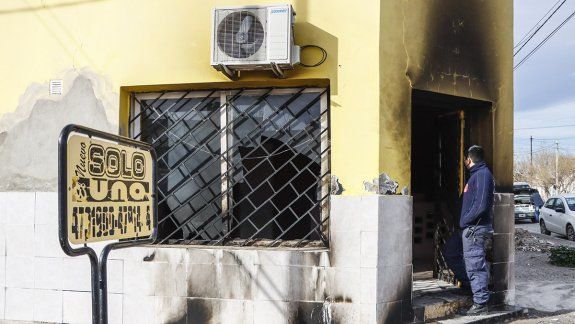 Robaron y prendieron fuego una base de taxis en Cipolletti
