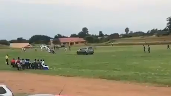 Locura en Sudáfrica: un hombre intentó atropellar a un árbitro con su auto en pleno partido