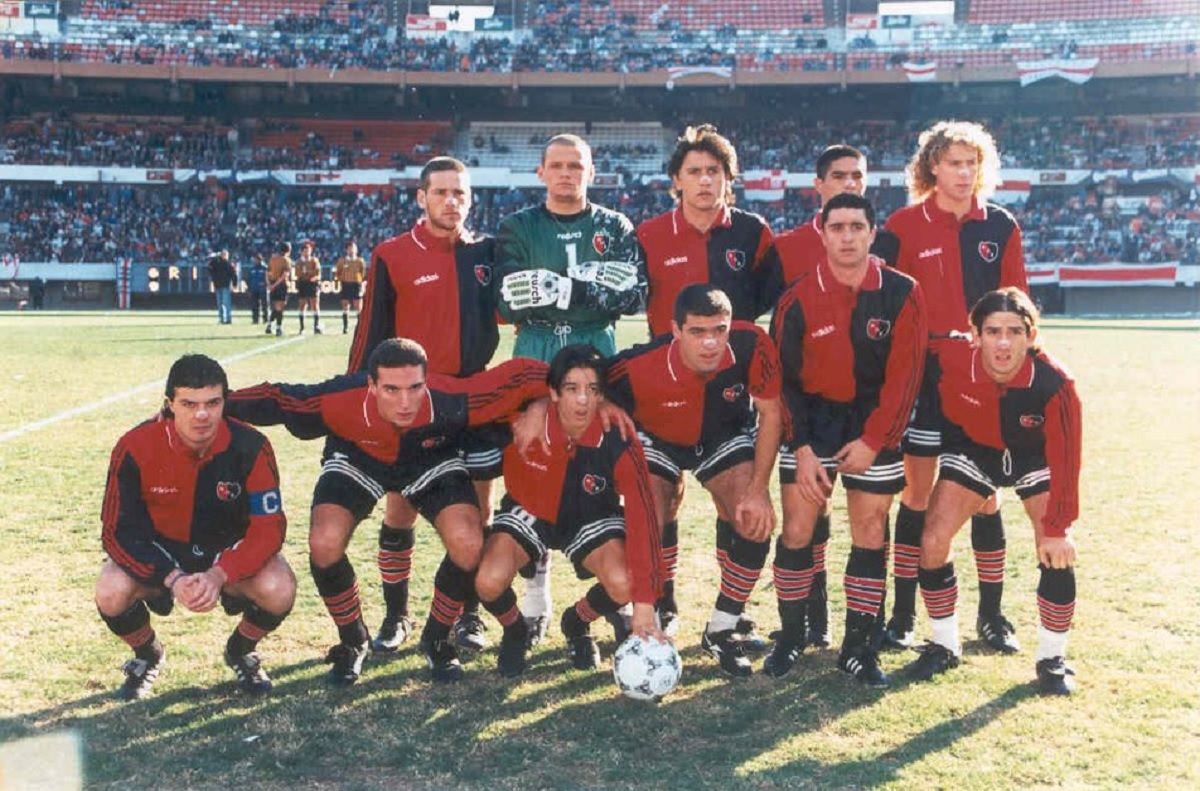 La formación de Newells, con Raggio como capitán al lado de Scaloni en la foto de rigor.&nbsp;