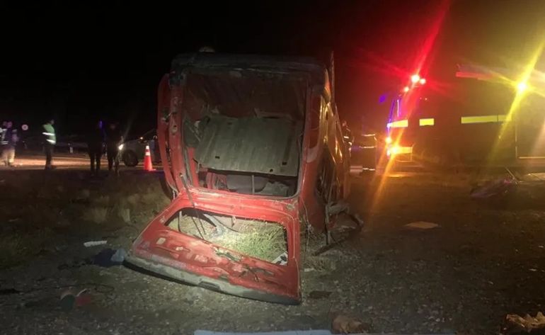 La camioneta Renault Kangoo volcó en la rotonda de El Solito. Fallecieron dos personas. Foto: Gentileza.
