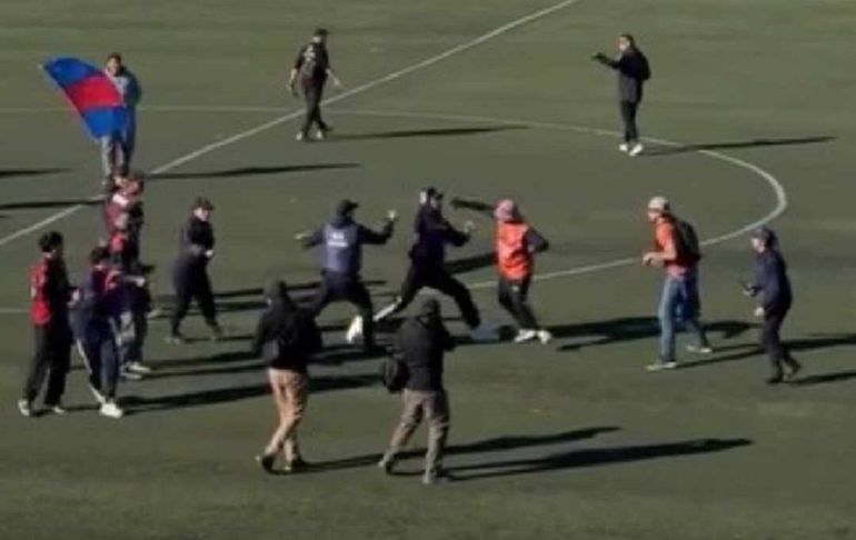 Simpatizantes de los dos clubes quedaron enfrentados cuerpo a cuerpo y llegaron a tirarse algunos golpes en el campo de juego.