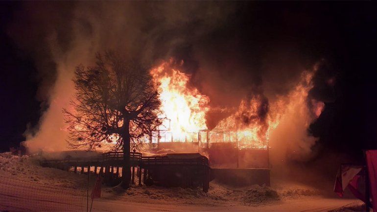 Un incendio consumió por completo un parador del Cerro Chapelco