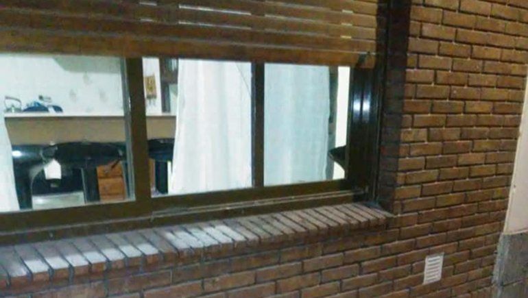 Intentó esconder un microondas robado en la casa de su ex y la golpeó 