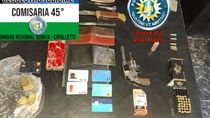 Un arma, balas, marihuana y documentación es parte del material secuestrado.