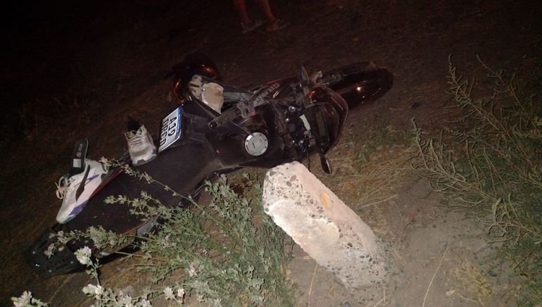 La moto en la que circulaba la víctima fatal quedó tendida a un costado de la ruta, producto del impacto contra la camioneta. La moto en la que circulaba la víctima fatal quedó tendida a un costado de la ruta, producto del impacto contra la camioneta.