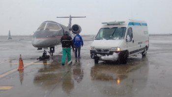 en medio del temporal, trasladaron a una beba a buenos aires