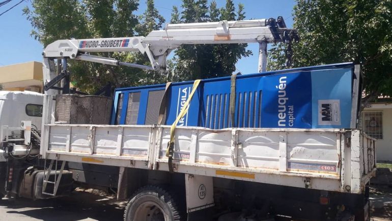 Increíble video: en plena entrevista por las ventajas del tótem de tránsito, un auto lo chocó a toda velocidad