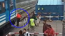 video: distraido con el celular, casi lo mata un tren