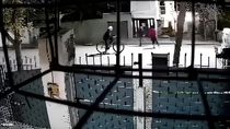 El momento en que el vecino es atacado por los dos delincuentes. Una cámara de seguridad de una casa captó la salvaje agresión.&nbsp;