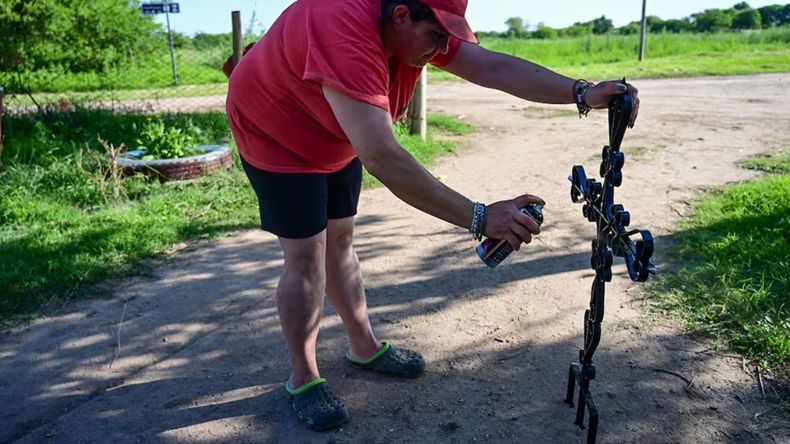 Una mujer denuncia que la obligaron a cavar la tumba de su esposo