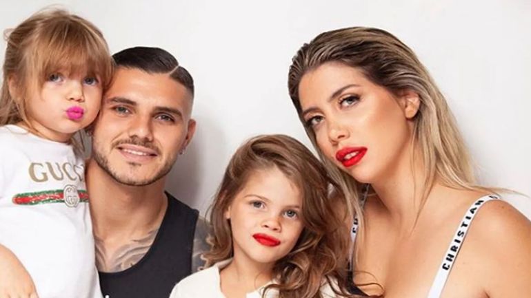 Francesca e Isabella Icardi con sus padres.