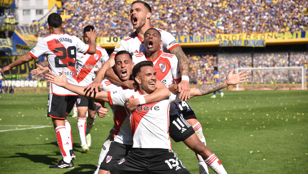 De La Cruz festeja el segundo gol del Superclásico con Enzo Díaz (autor del tanto), Funes Mori y González Pírez. Foto: Télam