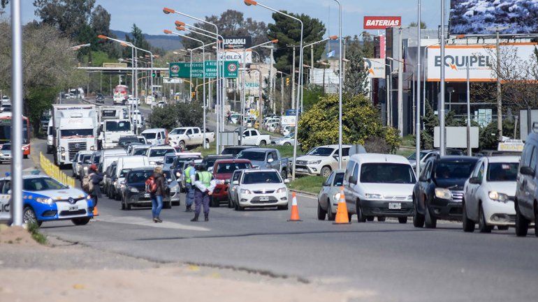 La organización Barrios de Pie realizó ayer una multitudinaria movilización a los puentes carreteros entre Cipolletti y Neuquén y cortó el tránsito.