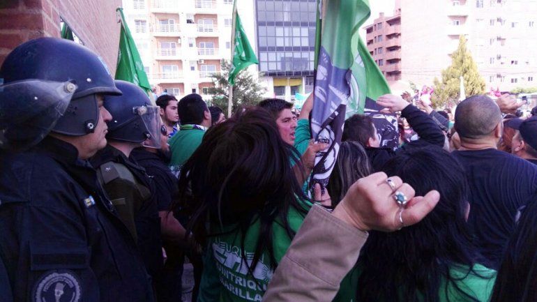 Tras los incidentes, suspendieron la audiencia pública en Neuquén