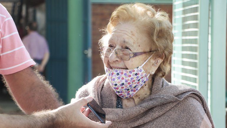 Marta Arias de 97 a&ntilde;os sali&oacute; sonriente tras recibir la vacuna de Oxford.&nbsp;