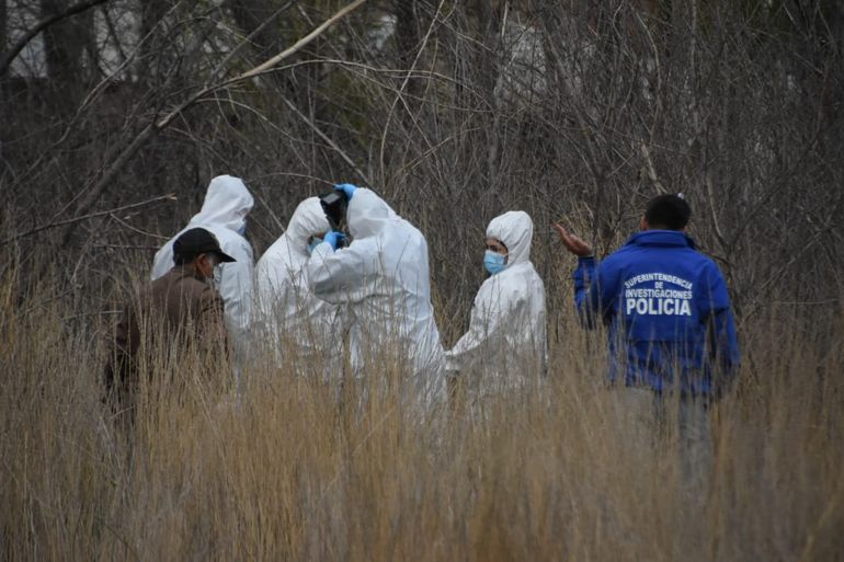 Hallan el cadáver de un hombre en un descampado: investigan si lo mataron