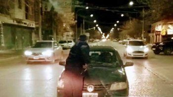 embarazada y con un bebe, arrastro a policia para evitar un control 