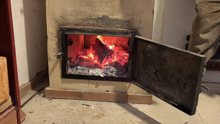 El uso de leña para calefaccionar una casa debe cumplir con estrictas medidas de seguridad para evitar un incendio o contaminación con monóxido de carbono. El uso de leña para calefaccionar una casa debe cumplir con estrictas medidas de seguridad para evitar un incendio o contaminación con monóxido de carbono.