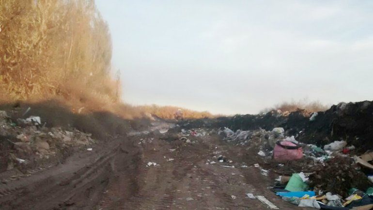 El tránsito hacia y desde el basural está por demás complicado por el pésimo estado de las vías de comunicación.