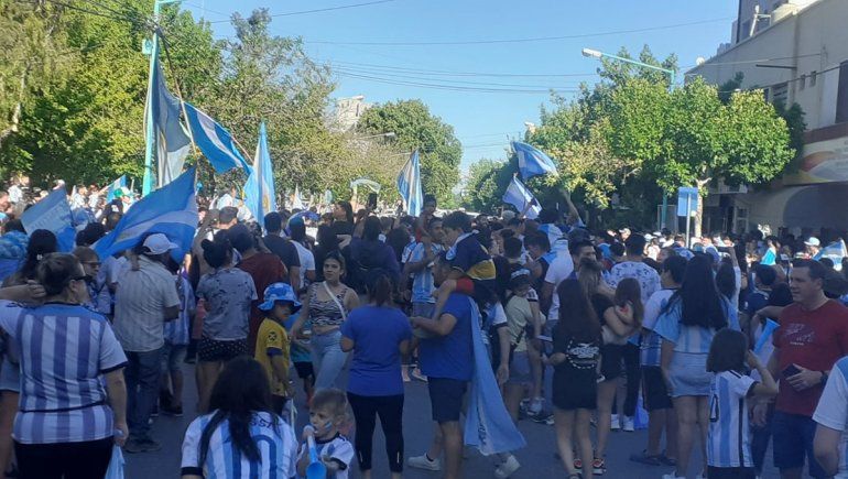 El festejo de los cipoleños por el gran triunfo de Argentina ante Polonia 