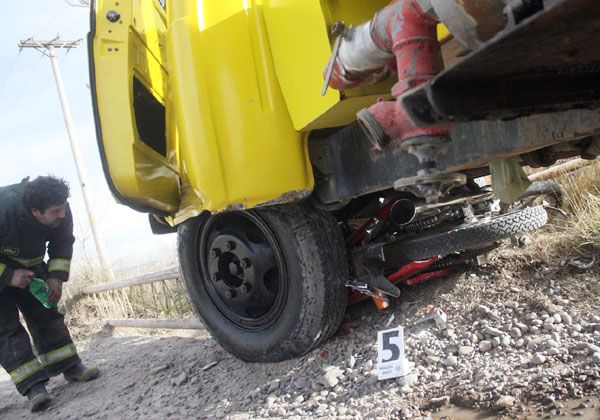 Se salvaron por tirarse de la moto