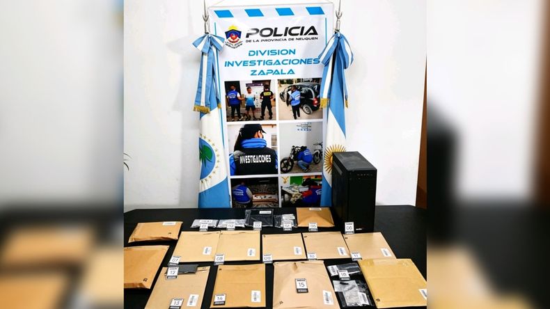 Elementos secuestrados en el allanamiento de la presunta autora de las amenazas en Zapala. | LMCipolletti.com Elementos secuestrados en el allanamiento de la presunta autora de las amenazas en Zapala.