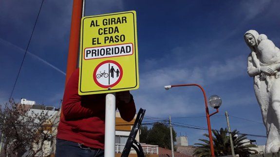 Instalaron cartelería de prioridad de paso sobre la Alem