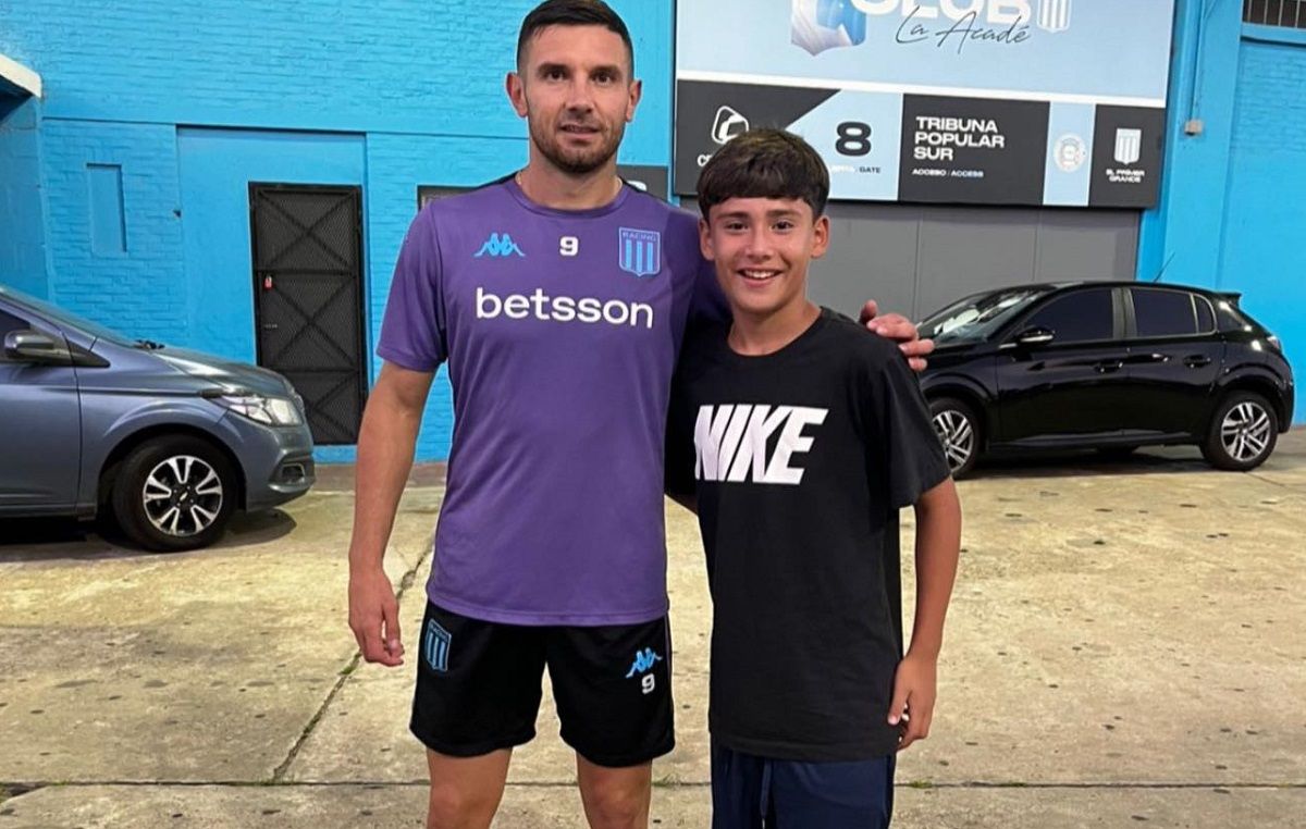 Mateo con Maravilla Martínez, ídolo y goleador de Racing. Fotos: AN Allen