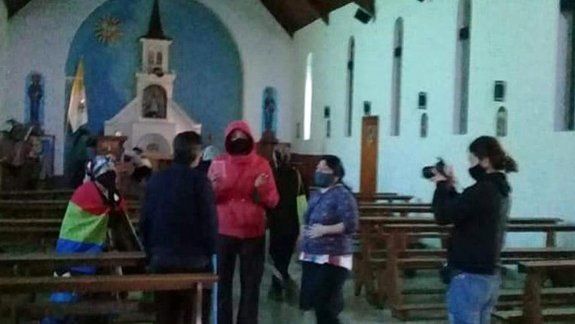 Mapuches ocuparon una iglesia y golpearon al cura