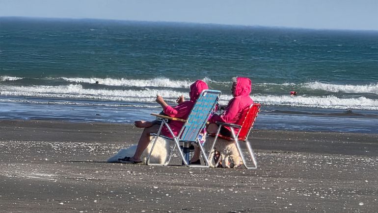 Clara y Alicia, disfrutando un atardecer único frente al mar junto a sus mascotas, Alaska y Tilo. 