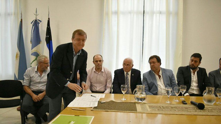 Aníbal Tortoriello firmó el acuerdo de obras de conectividad del DAMI