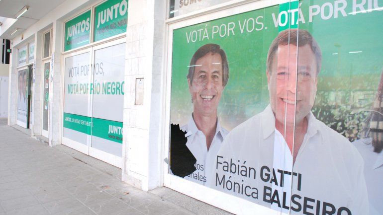 El delincuente destrozó el ventanal del local de Juntos Somos.
