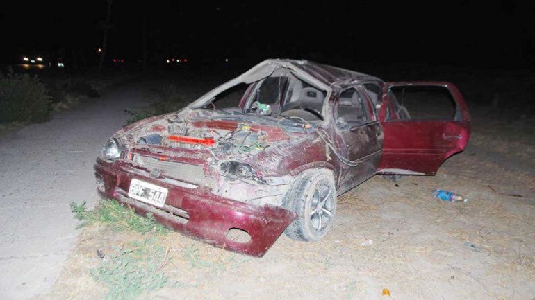 El auto Chevrolet Corsa que circulaba por la Ruta Chica terminó totalmente destruido tras dar varios tumbos.