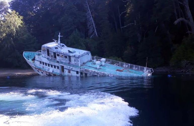 El Estado se queda con un barco hundido en el lago Nahuel Huapi