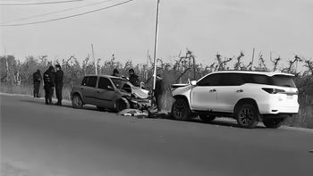 El choque frontal ocurrió este mediodía en uno de los ingresos a Allen. 