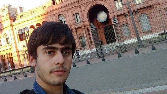 Selfie frente a la Rosada. Agustín presentó un pedido en el Congreso.