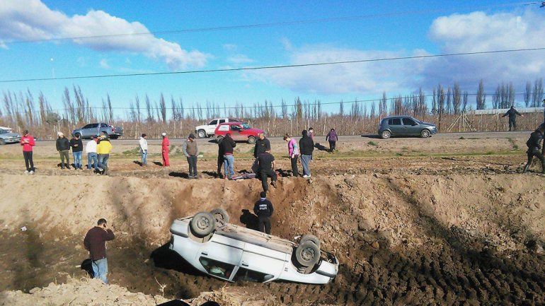 Despistó en la Ruta 151, volcó y quedó inconsciente adentro del vehículo