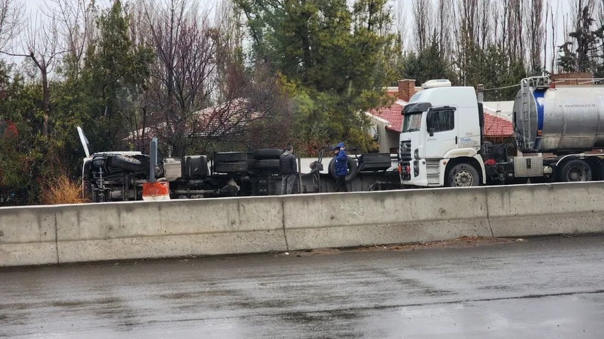 El camión volcó a la vera de la Ruta 22. Foto gentileza Miguel Parra.&nbsp;