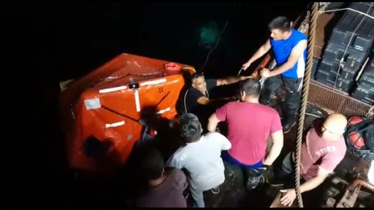 Los tribupantes del Golfo Azul subiendo al Marta S. 