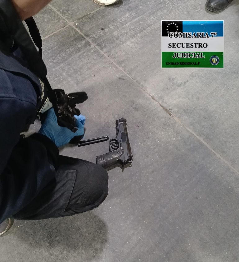 El episodio ocurrió en la madrugada sobre una estación de servicios de Cinco Saltos. El episodio ocurrió en la madrugada sobre una estación de servicios de Cinco Saltos.