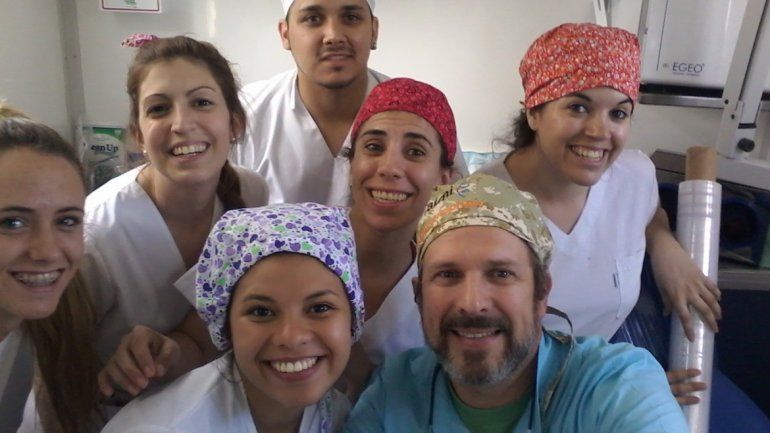 El grupo solidario es muy numeroso: seis profesores y 16 alumnos hicieron el último viaje.