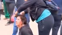 La mujer argentina que fue atacada por otras personas tras ser sorprendida robando.