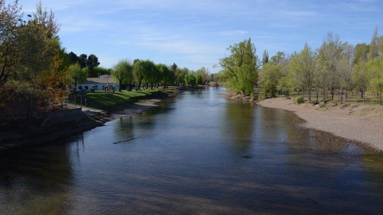 Quedó varado del otro lado del río y tuvo que ser rescatado por bomberos