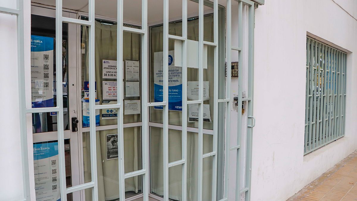 Camuzzi atiende con restricciones y candado en la puerta