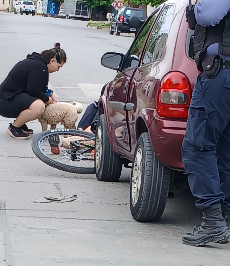 El choque se produjo en la esquina de la Avenida Alem y Córdoba, cuando el automóvil circulaba en sentido sur- norte chocó contra la bicicleta. El choque se produjo en la esquina de la Avenida Alem y Córdoba, cuando el automóvil circulaba en sentido sur- norte chocó contra la bicicleta.
