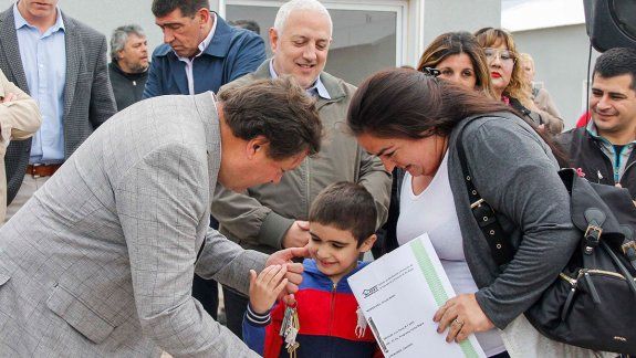 Weretilneck encabezó la entrega de 97 viviendas