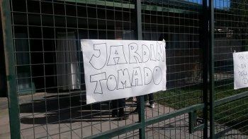 un grupo de padres tomo el jardin 49 para reclamar por las condiciones edilicias