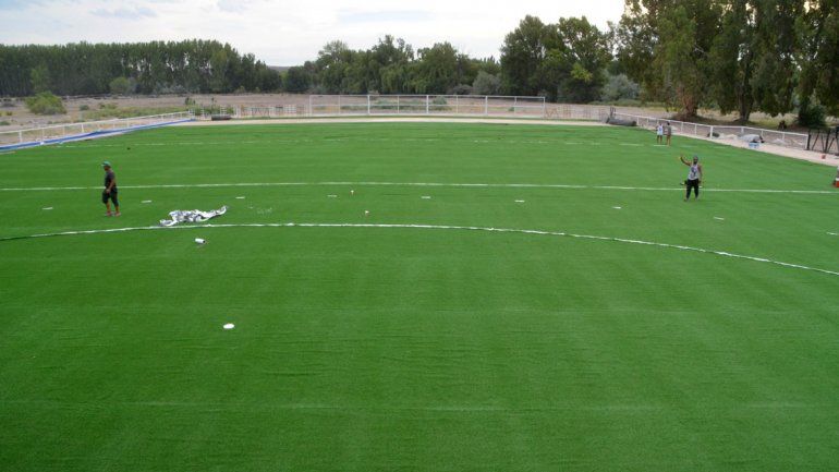 El paño verde va cubriendo buena parte de la superficie de la flamante cancha de hockey que sumará la ciudad.