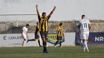 El festejo del tercer gol de Santamarina en La Visera ante Cipo.